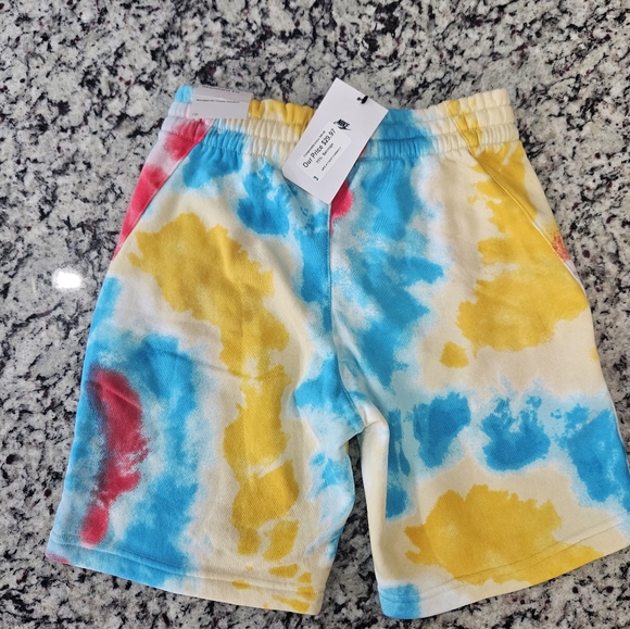 Nike Boys medium shorts new with tags - Picture 2 of 3